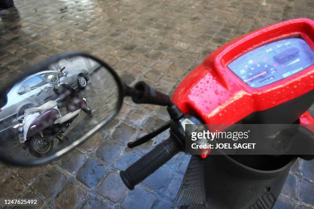 Gros plan sur le compteur d'un cyclomoteur électrique présenté le 09 mars 2009 à la mairie de Paris. La municipalité s'engage à verser une aide...
