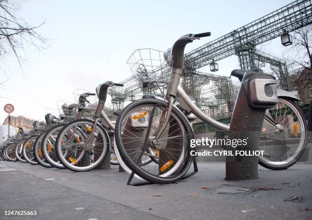 Photo prise le 12 février 2009 au quartier des Halles à Paris de vélos en libre service, dont le premier à droite a une roue abîmée. Vélib', le...