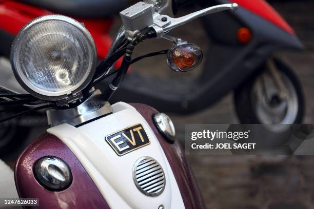 Vue partielle d'un cyclomoteur électrique présenté le 09 mars 2009 à la mairie de Paris. La municipalité s'engage à verser une aide allant de 25 % du...