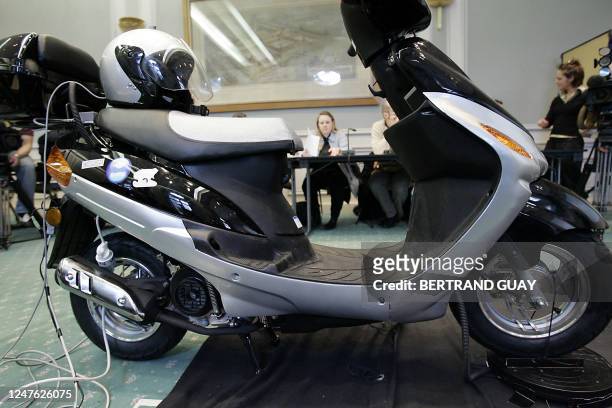 Vue d'un simulateur de conduite de véhicule motorisé à deux roues, le 02 mars 2006 à Paris, lors de la présentation du Virtual Scooter en...