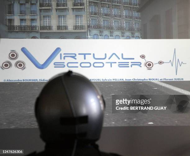 Une personne utilise un simulateur de conduite de véhicule motorisé à deux roues, le 02 mars 2006 à Paris, lors de la présentation du Virtual Scooter...