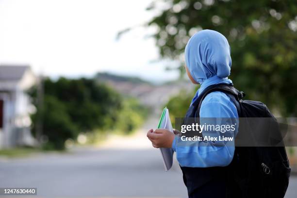 ritorno a scuola - hijab foto e immagini stock
