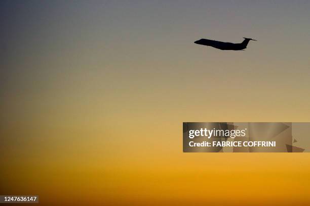 Business jet takes off at sunrise on June 7, 2010 from O.R. Tambo international airport in Johannesburg. AFP PHOTO / FABRICE COFFRINI