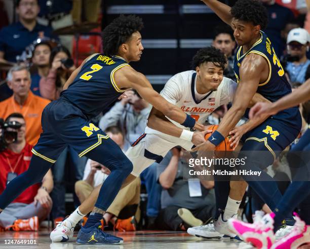 Kobe Bufkin and Tarris Reed Jr. #32 of the Michigan Wolverines defend against Terrence Shannon Jr. #0 of the Illinois Fighting Illini during the...