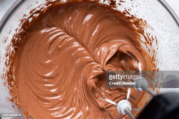 mixing chocolate cake batter with electric mixer - chocolate cake stockfoto's en -beelden