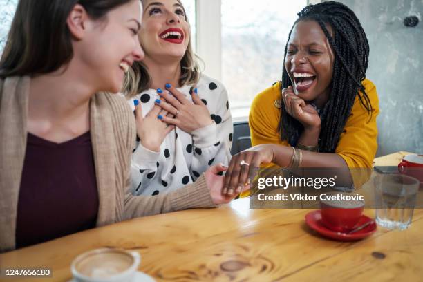 bella giovane donna che mostra l'anello di fidanzamento nel caffè - black women engagement rings foto e immagini stock