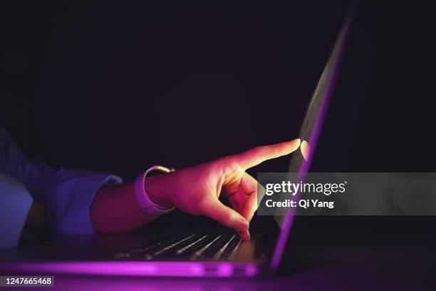 woman using laptop late at night - design laptop woman stock-fotos und bilder