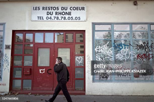 Un homme passe devant le siege des Restos du Coeur, le 29 décembre 2011 à Lyon, alors qu'un marché noir entoure la revente sur internet de billets...