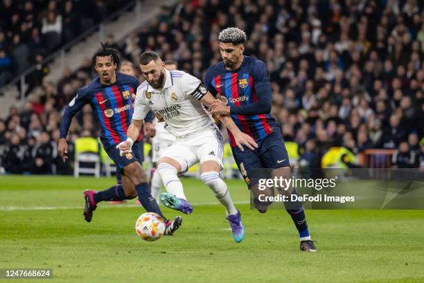 Karim Benzema of Real Madrid and Ronald Araujo of FC Barcelona battle for the ball during the Copa Del Rey Semi Final Leg One match between Real...