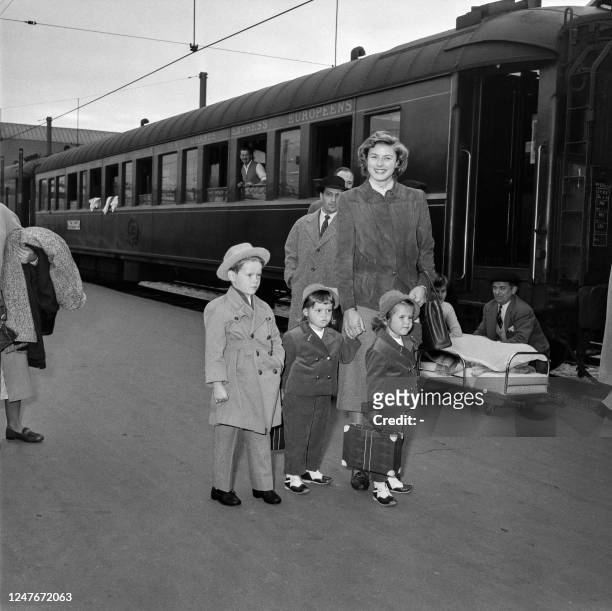 Photo taken on October 7, 1955 shows US actress Ingrid Bergman and her children Ingrid, Renato and Isabella arriving at the Gare de Lyon in Paris by...
