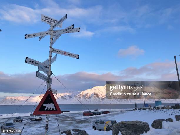 February 2023, Norway, Longyearbyen: Signs outside Longyearbyen airport indicate distances to various metropolitan areas, including Hamburg, Kiev,...