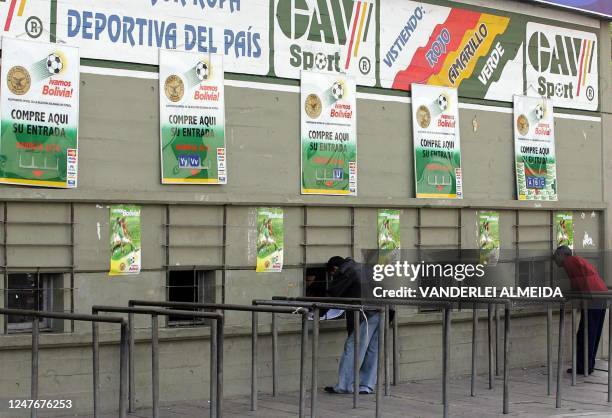 Aficionados compran sus entradas en las boleterías del estadio Hernando Siles de La Paz, el 07 de octubre de 2005, para el partido de Bolivia contra...