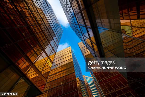 moderne wolkenkrabbers in bedrijfsdistrict - city from a new angle stockfoto's en -beelden
