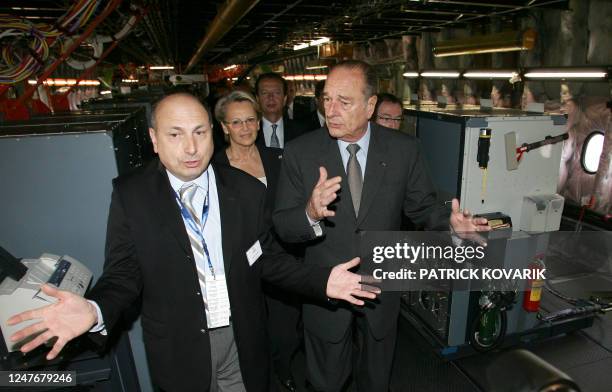 French President Jacques Chirac visits the Airbus A380 cabin at Le Bourget Airport 13 June 2005 flanked by Airbus chief test pilot Claude Lelaie and...