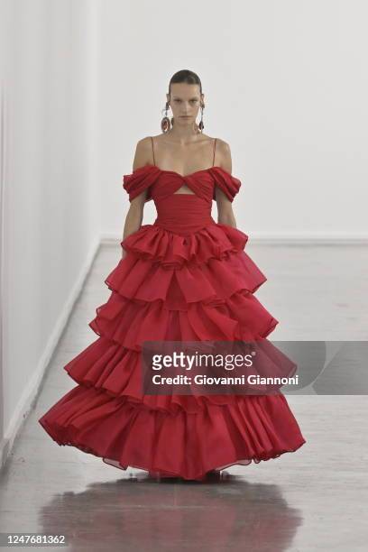 Model on the runway at Giambattista Valli Fall 2023 Ready To Wear Fashion Show on March 3, 2023 at the Musee d'Art Moderne in Paris, France.
