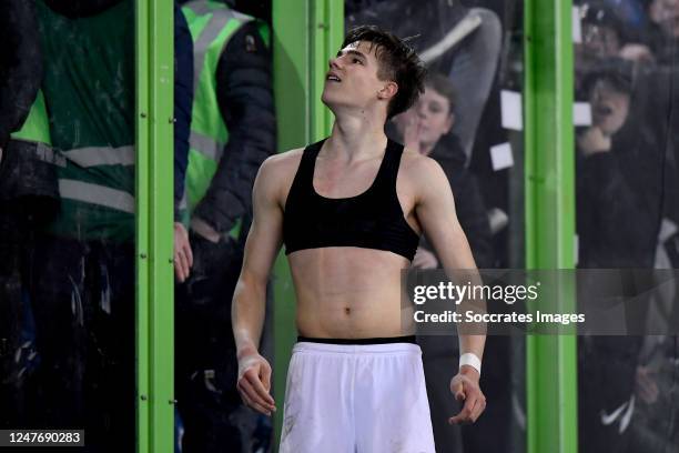 Wouter Goes of AZ Alkmaar celebrates the victory during the Dutch Eredivisie match between Vitesse v AZ Alkmaar at the GelreDome on March 3, 2023 in...