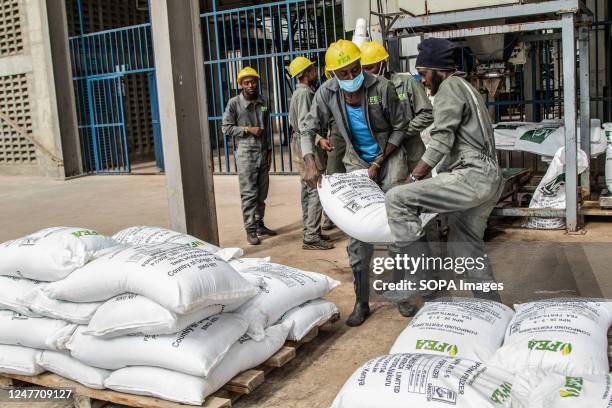 Workers operate a fertilizer packaging unit at the Fertiplant granulation Factory in Nakuru. Fertiplant, a local fertilizer plant, is expected to...