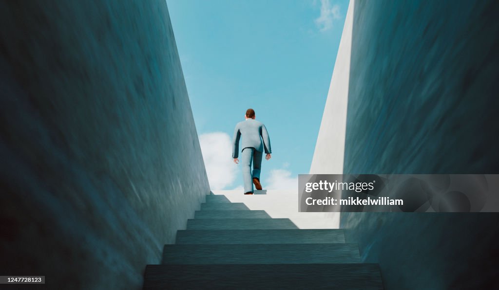 El hombre camina por la escalera del éxito y llega a la cima