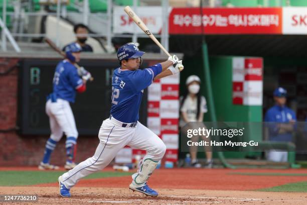 Infilder Choi Young-Jin of Samsung Lions hits a RBI double to make 2:0 in the top of the fourth inning during the KBO League game between Samsung...