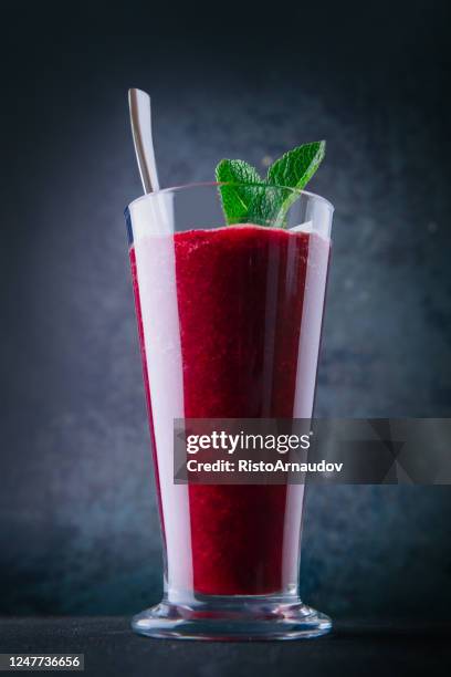 gesunde entgiftung rüben-smoothie mit chia-samen - beetroot juice stock-fotos und bilder