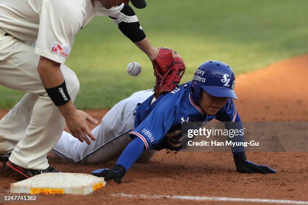 Infielder Kim Ji-Chan of Samsung Lions slides back into first base in the top of the fourth inning during the KBO League game between Samsung Lions...