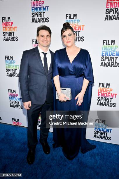 Jason Ritter and Melanie Lynskey at the 2023 Film Independent Spirit Awards held on March 4, 2023 in Santa Monica, California.