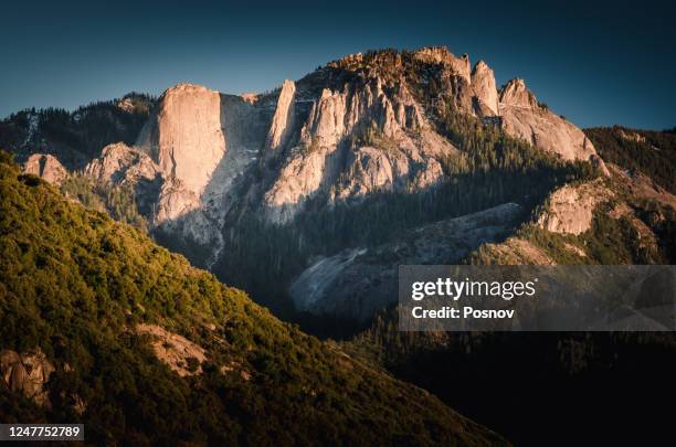 mountains of sequoia & kings canyon national parks - kings canyon nationalpark stock-fotos und bilder