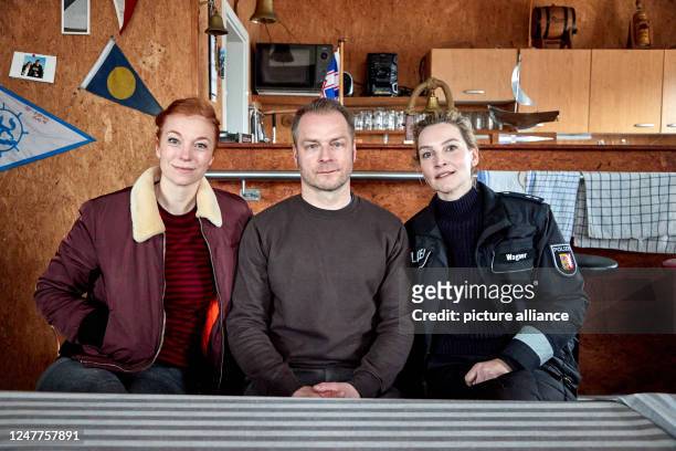 March 2023, Schleswig-Holstein, Fehmarn: Hinnerk Schönemann, actor and director, and actresses Marleen Lohse and Jana Klinge at the press appointment...