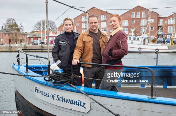 March 2023, Schleswig-Holstein, Fehmarn: Hinnerk Schönemann , actor and director, and actresses Jana Klinge and Marleen Lohse at the press event on...
