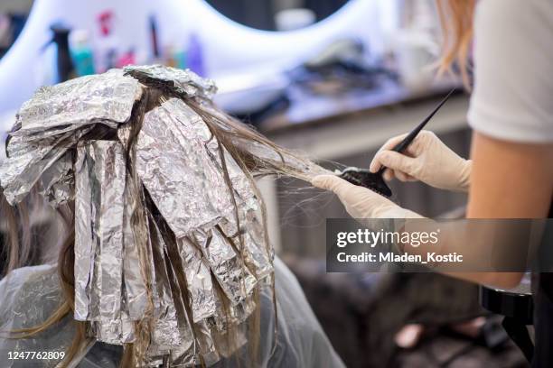 parrucchiere che fa alcuni punti salienti, ombre, su un cliente, riaprendo parrucchiere dopo coronavirus, covid-19 - balayage foto e immagini stock