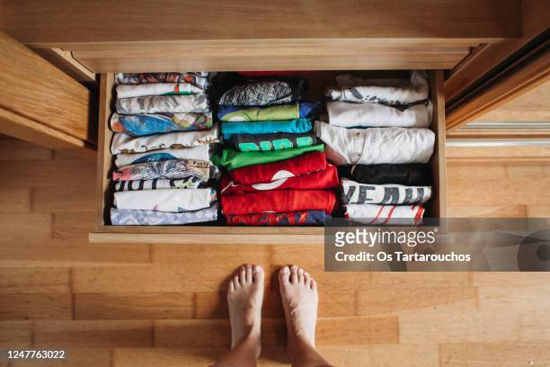 neat dresser drawer after organizing - top capo di vestiario foto e immagini stock
