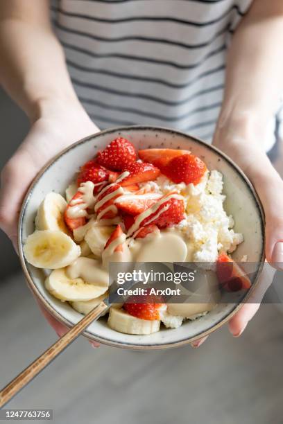 healthy breakfast bowl with cottage cheese, fruits and nut butter - hüttenkäse stock-fotos und bilder
