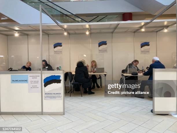 March 2023, Estonia, Tallinn: Voters register at a polling station in a shopping center to cast their ballots. A new record in so-called "e-voting"...