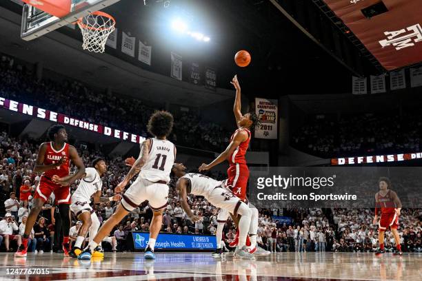 Alabama Crimson Tide forward Noah Clowney gets a jump hook off as Texas A&M Aggies forward Henry Coleman III attempts to draw a charging foul during...