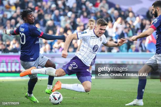 Clermont-Ferrand's Austrian midfielder Muhammed-Cham Saracevic and Clermont-Ferrand's French midfielder Maxime Gonalons fight for the ball with...