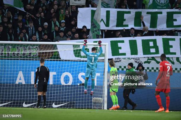 March 2023, Lower Saxony, Wolfsburg: Soccer: Bundesliga, VfL Wolfsburg - Eintracht Frankfurt, Matchday 23, Volkswagen Arena. Frankfurt goalkeeper...