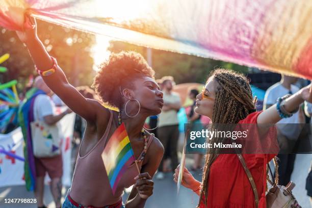 schönes paar tanzt bei der pride parade - light festival parade stock-fotos und bilder
