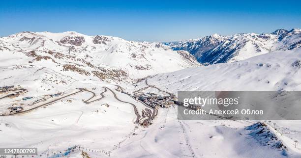 andorra grandvalira ski. pyrenees mountains - andorra la vella fotografías e imágenes de stock