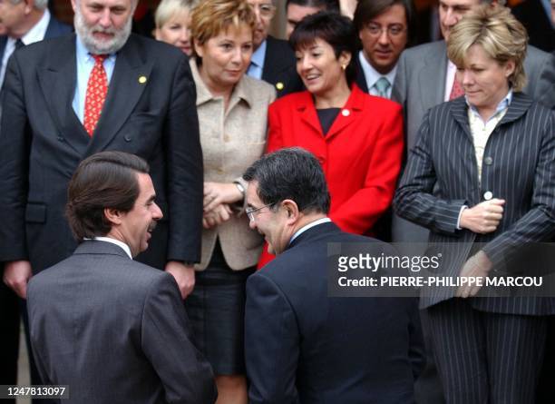 Romano Prodi , EU Comission President and Spanish Government Chief, Jose Maria Aznar jokes before the family photo in Moncloa Palace near Madrid, 08...
