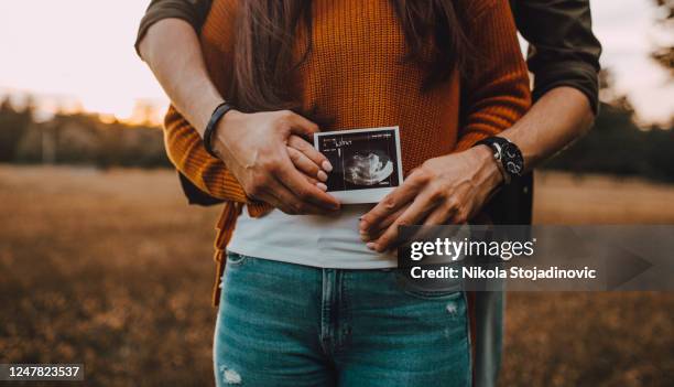 paar mit baby ultraschall - woman holding tummy stock-fotos und bilder