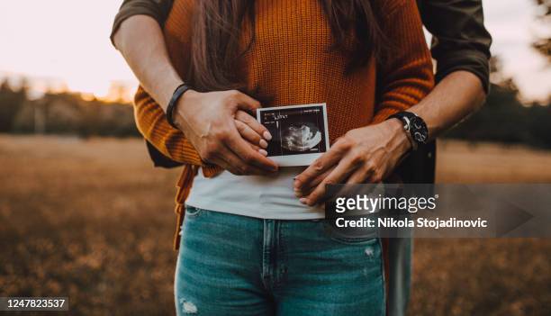 paar met de ultrasone van de baby - ultrasound stockfoto's en -beelden
