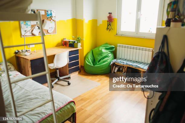 clean teenager desk and room after crafting and organizing (before and after series) - chambre bien rangée photos et images de collection