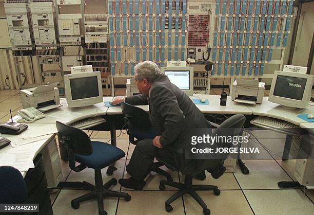 Man works at the international airport in Mexico City 29 December 1999 at the central command post for Y2K problems. Un hombre trabaja en el Centro...
