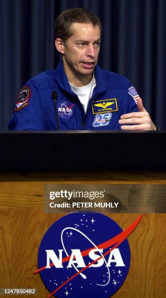 Space Shuttle Discovery Commander James Wetherbee talks with the media 21 March 2001 on the concluded mission STS-102 at the Kennedy Space Center...
