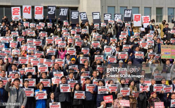 South Korean opposition lawmakers and civic groups stage a rally against the South Korean government's announcement of a plan over the issue of...