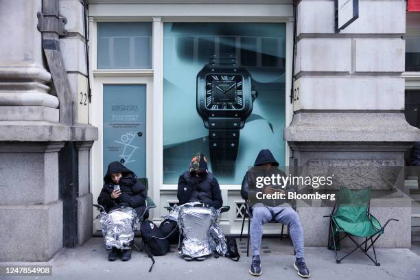 Watch Queue.queue Swatch Watch Group Photos and Premium High Res Pictures - Getty Images