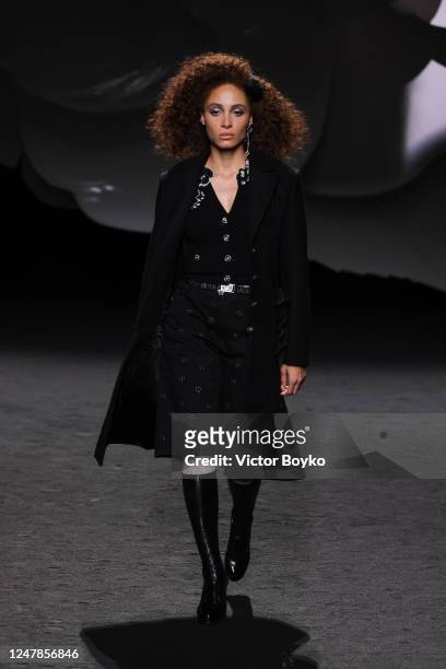 A model walks the runway during the Chanel Womenswear Fall Winter  Nieuwsfoto's - Getty Images