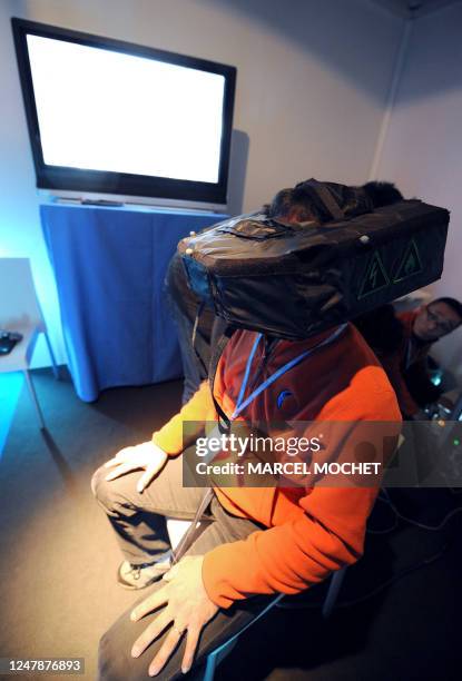 Un démonstrateur présente un casque de vision en trois dimensions, le 08 avril 2008 à Laval, durant la première journée des 10èmes rencontres...