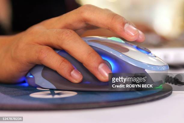 An exhibitor displays Sandio's new 3D Game O', the world's first 3D gaming mouse, 10 January 2007, at the Consumer Electronics Show in Las Vegas,...
