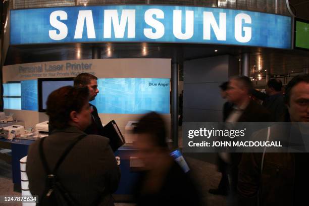 Technology In 2005 We Samsung 2005 Photos and Premium High Res Pictures - Getty Images